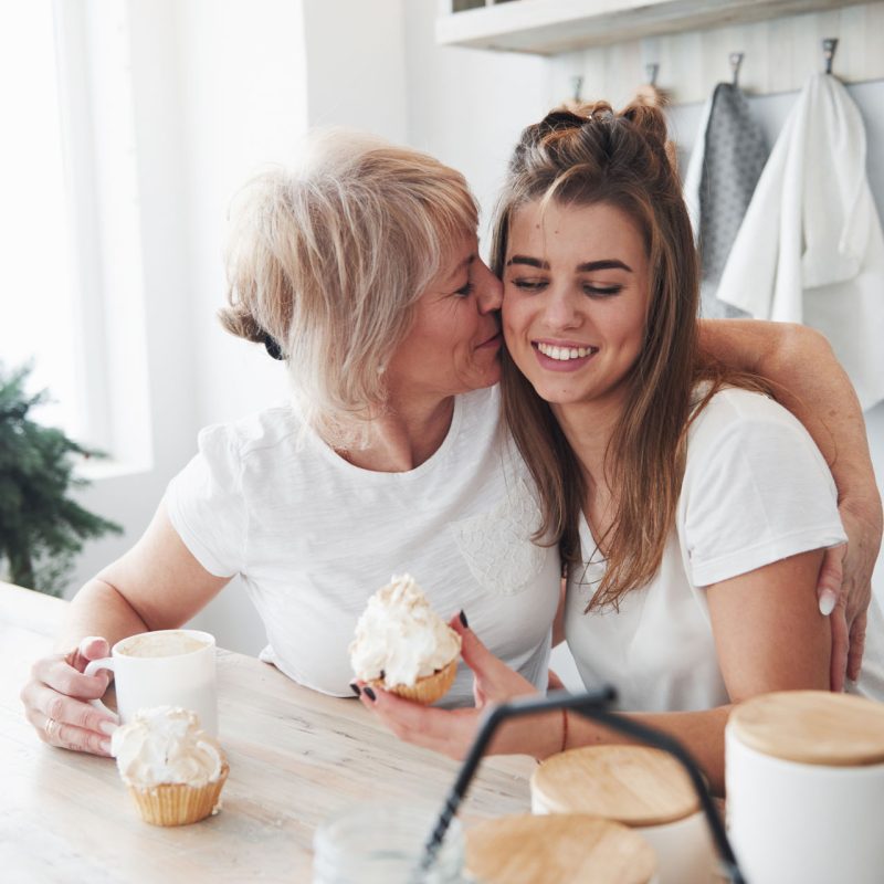 Vrouw met dochter eet cupcakes